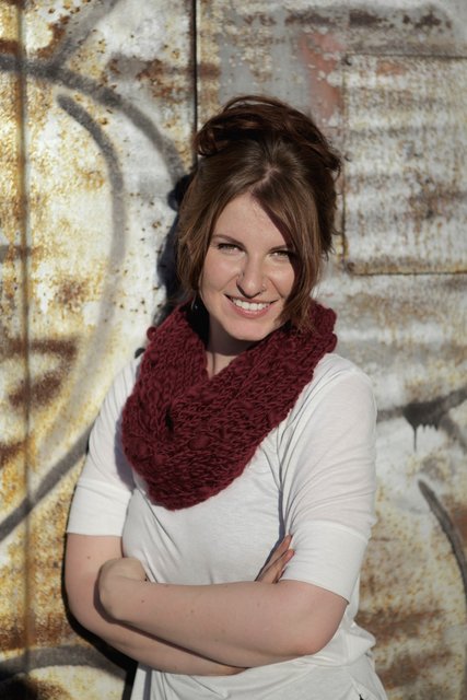 Die gebürtige Miltenbergerin Kathrin Mäder ist von Beruf Kunsthistorikerin und Archäologin. „Das brachte mich erst zu diesem historischen Handwerk, denn Handspinnerei ist heute nicht mehr bei der Handwerkskammer gelistet und kann als Beruf nur noch als freiberuflicher Textildesigner ausgeübt werden. Es ist nur noch ein historischer (!) Handwerksberuf.