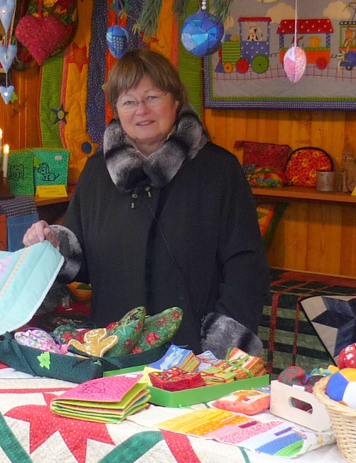 Helga Altdorf aus Obernburg mit ihren Quiltarbeiten
