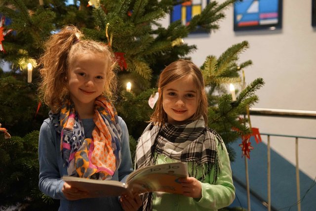 Bücher, Bekleidung und Spielwaren sind als weihnachtliche Geschenkartikel nach wie vor am beliebtesten.