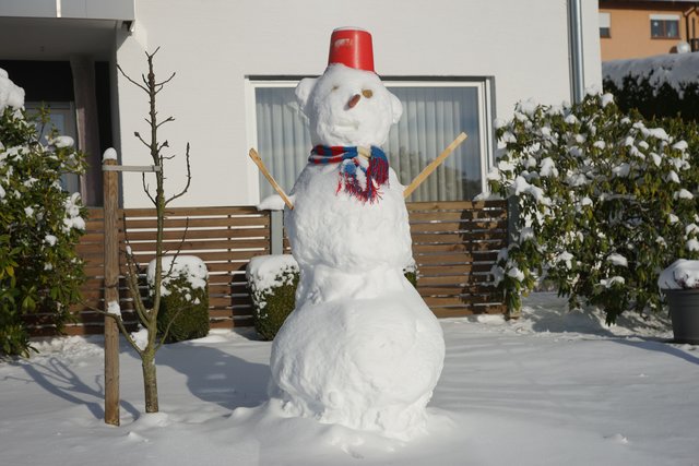 Der Neuschnee nach den Weihnachtsfeiertagen 2014 brachte so manche Überraschung an den (nächtsen) Tag, wie hier diesen Schneemann in einem Garten in Eichenbühl-Heppdiel.