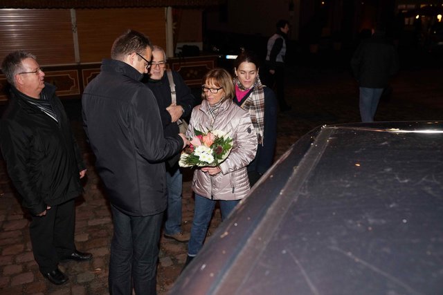 Am Montagabend war es dann soweit. Am Marktbrunnen
wartete ein Citroen C3 auf Doris Putschko. Die
strahlende Siegerin nahm den wartenden Pkw, die
passenden Autoschlüssel und einen farbenprächtigen
Blumenstrauß in Empfang.