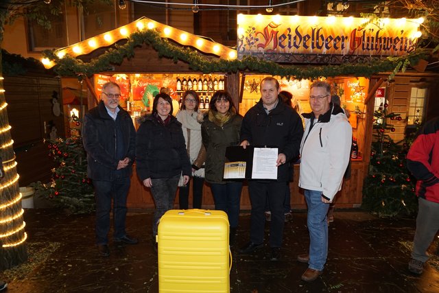 Unter Anwesenheit von Vertretern der hiesigen
M-City-Werbegemeinschaftt wurden die Rubbellose
gezogen.