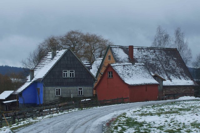 Erwähnenswert ist Gottersdorf mit seinem Klosterweiher und dem heutigen Odenwälder Freilandmuseum.