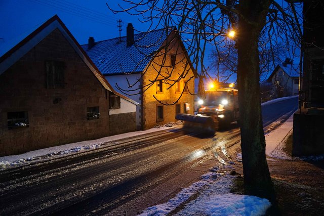 Endlich kommt der Winterdienst. Gesehen in Eichenbühl-Heppdiel.