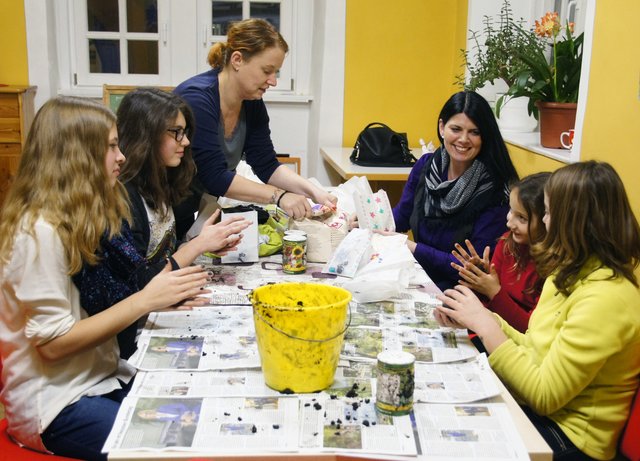 Beim Basteln im Café fifty mit Carmen Staudt (links) und der Jugendbeauftragen Katja Heinz (rechts), seit Mai 2014 Stadträtin.