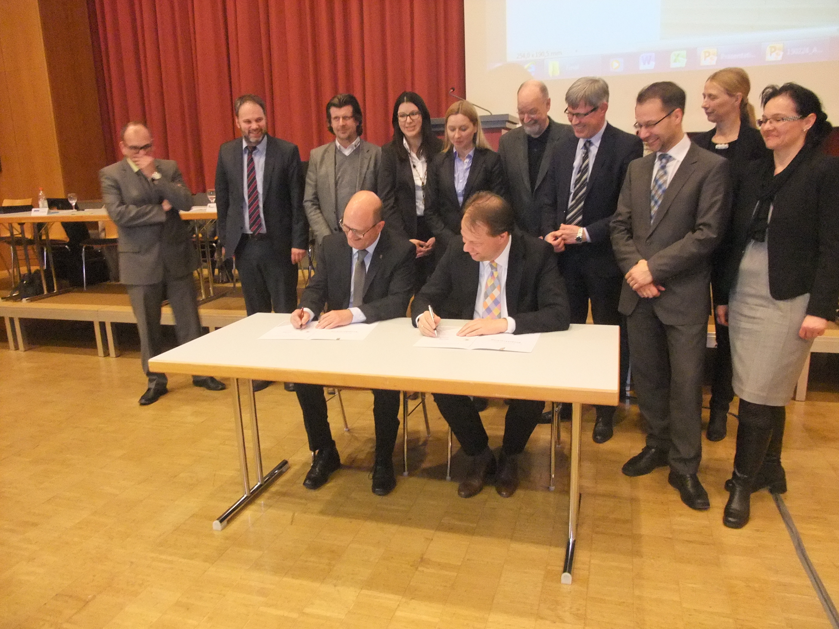 Bürgermeister Michael Berninger und Dr. Andreas Iding, Geschäftsführer der Goldbeck Public Partner GmbH bei der Vertragsunterzeichnung.