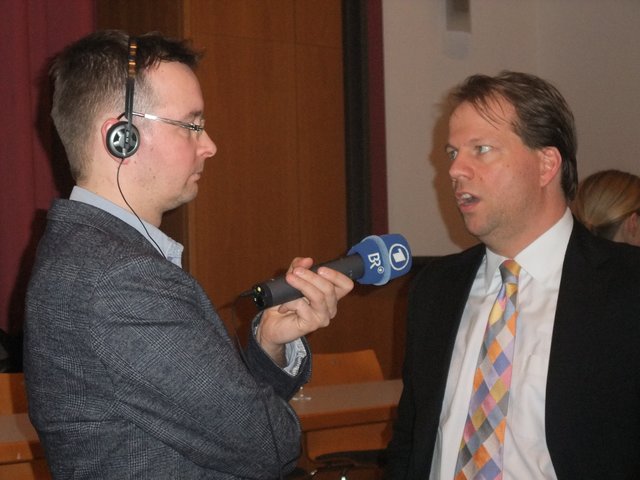 Dr. Andreas Iding im Gespräch mit dem Bayerischen Rundfunk.