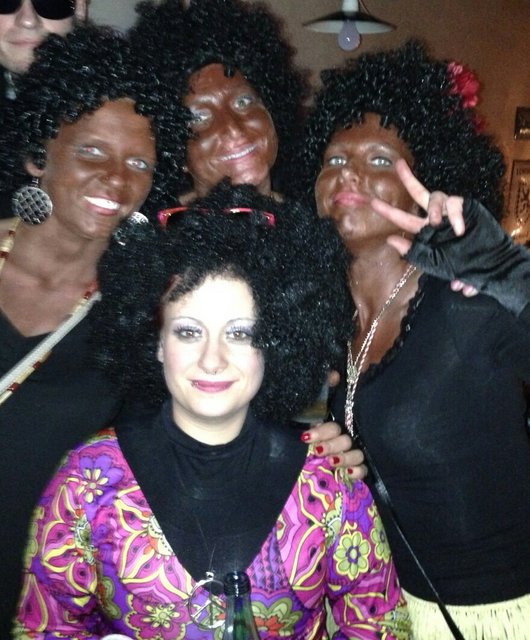 Drei Bimbos und ihre Milchflasche