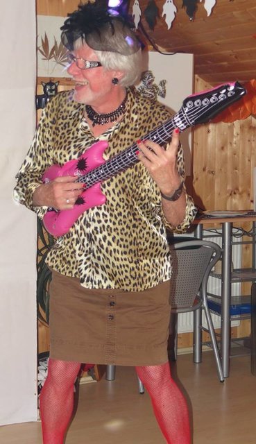 Miss Marpel spielt Gitarre