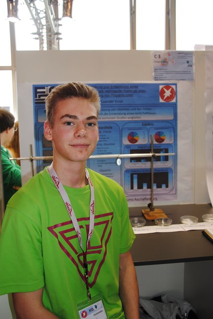 Leander Ernst entwickelte einen Kaugummi mit stark verringerter Klebkraft und stellte diesen auch selbst her. Mit seinem Projekt gewann er den dritten Preis im Fachgebiet Chemie. | Foto: Andrea Kaller-Fichtmüller