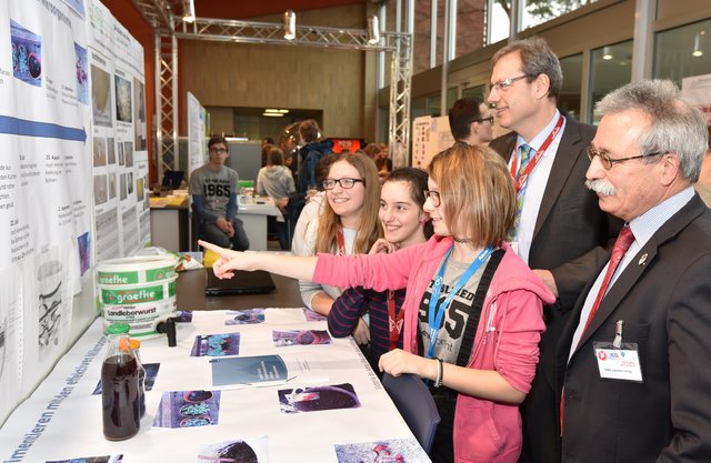 Lisa Höfling, Victoria do Adro und Anne Höfling (von links) holten mit ihrer Arbeit zum Thema „Experimentieren mit effektiven Mikroorganismen“ zwar keinen ersten  Preis, dennoch war ihr Stand stets von Interessenten umlagert. Hier ließen sich Regionalwettbewerbsleiter Joachim Fertig (rechts) und stellvertretender Landrat Thomas Zöller zeigen, wie schnell Radieschen in verschiedenen Erden wachsen. | Foto: Landratsamt Miltenberg