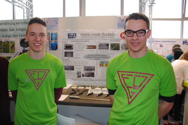 Marius Neumann (rechts) und Marvin Thomas sicherten sich mit ihrem Beitrag zum Thema „Home-made Rockets“ im Fachgebiet Physik den zweiten Preis. | Foto: Andrea Kaller-Fichtmüller