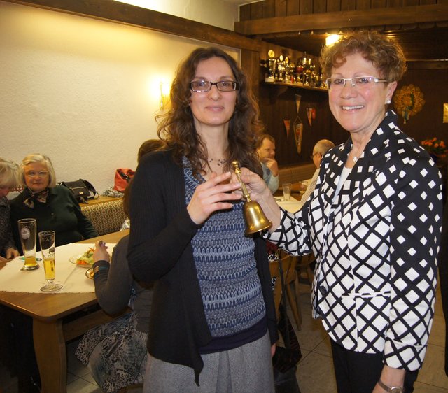 Die bisherige Vorsitzende Margot Kehl (rechts) überreicht der neuen Vorsitzenden Vera Zöller (links), die Glocke, mit der sie sich Gehör bei den Mitgliedern verschaffen soll. Diese Glocke wurde Margot Kehl zu ihrer Wahl zur Vorsitzenden vom jetzt Ehrenvorsitzenden Alfred Oettinger beim Amtswechsel überreicht.