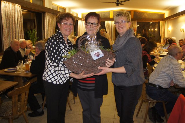 Die noch 1. Vorsitzende Margot Kehl (links) und die 2. Vorsitzende Andrea Stapf (rechts) danken Josemarie Schmitt für die vorbildliche Kassenführung in den vergangenen 12 Jahren.