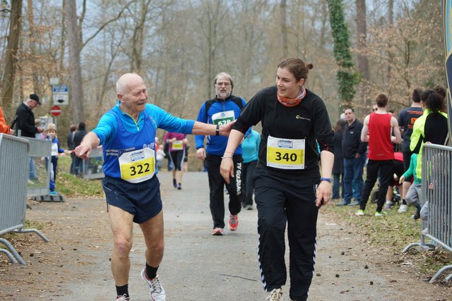 "Lady first!" oder "Schönheit vor Alter!" - Humorvolle  Szene kurz vor der Zielgerade.