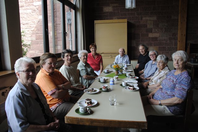 Gemeinsam schmecken Kaffee und Kuchen besser, finden die Kleinheubacher Senioren, die sich alle zwei Wochen treffen. | Foto: Andrea Kaller-Fichtmüller