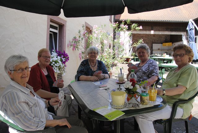 In der Ferienzeit spielen einige Senioren des ökumenischen Seniorenclubs in Miltenberg gemeinsam Karten. | Foto: Andrea Kaller-Fichtmüller