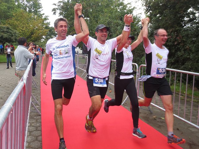 "Trennfurt rennt" erfolgreich am Churfranken Trailrun 2014 über den roten Teppich ins Ziel.