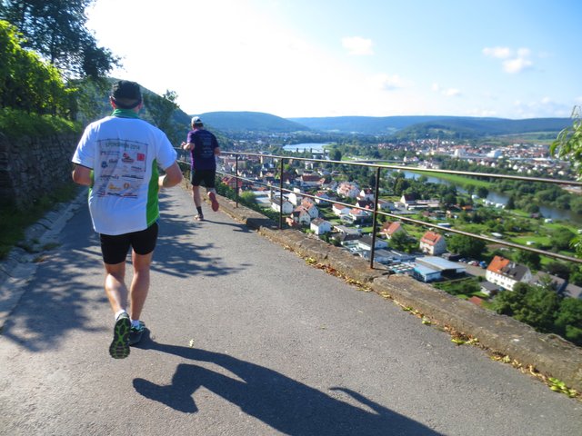 Ein Sonntagsläufchen hoch über den Dächern von Klingenberg.