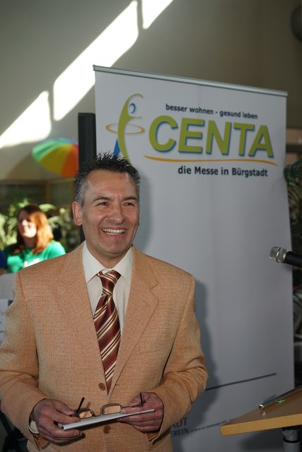 Der Vorsitzender des örtlichen Gewerbevereins, Norbert Usselmann (Bild) und Gustl Leibfried, verantwortlicher Organisator und Planer der CENTA in Bürgstadt, äußerten sich zufrieden zum Start und zum geplanten, vielseitigen sowie jung und alt ansprechenden Ablauf der drei Tage währenden Messe.