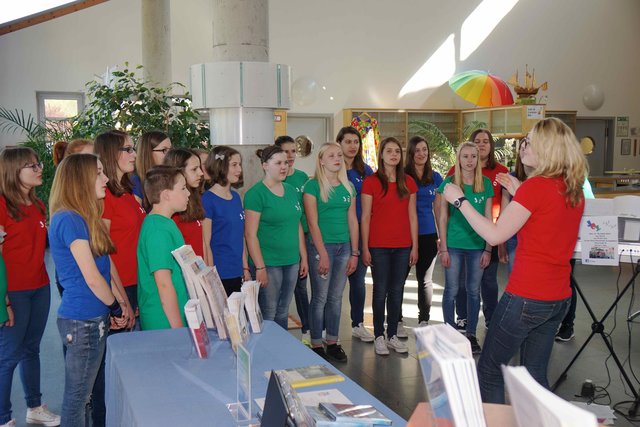 Den musikalischen Rahmen zur Messe-Eröffnung gestaltete gekonnt der Jugendchor Joy aus Bürgstadt (und Umgebung) unter der Leitung von Charlotte Imhäuser.
