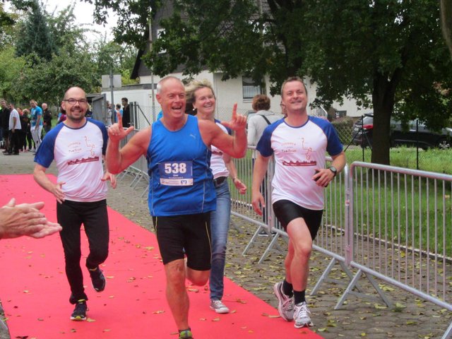 "Trennfurt rennt" erfolgreich am Churfranken Trailrun 2014 über den roten Teppich ins Ziel.