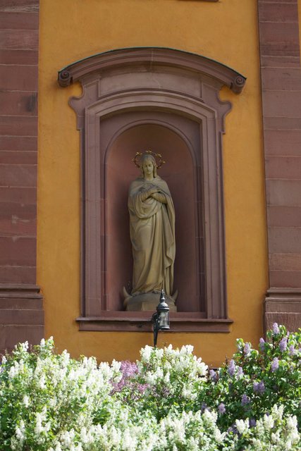 Marienstatue an der Kleinheubacher Schloßkirche.