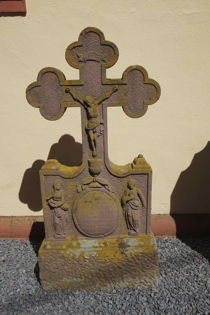 Ein altes Grabdenkmal im Heppdieler Kirchhof.