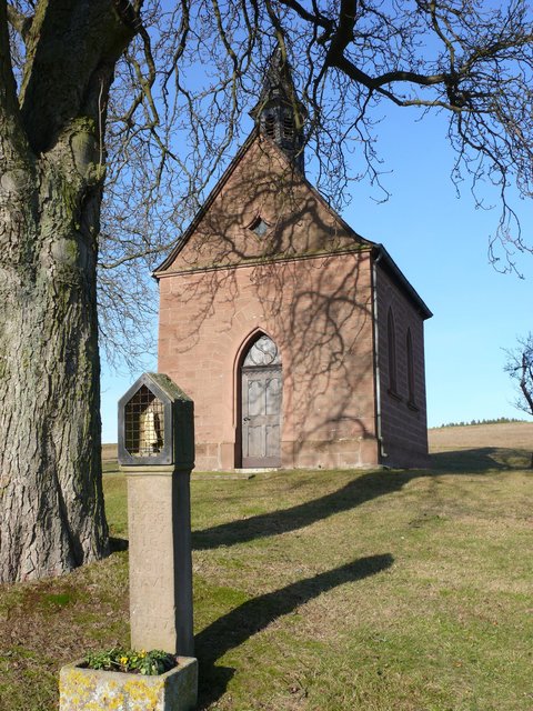 Kapelle (erbaut 1916) und Bildstock (18. Jahrhundert) in Miltenberg-Monbrunn.