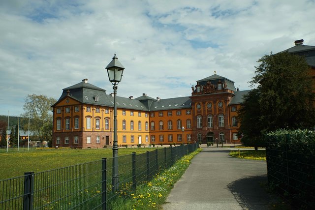 Kleinheubacher Schloss, unweit von hier steht ein altehrwürdiger Bildstock.