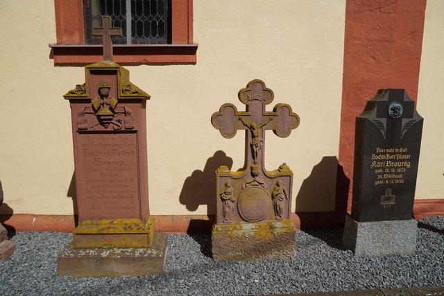 Variationsreiche alte Grabdenkmäler im Heppdieler Kirchhof.