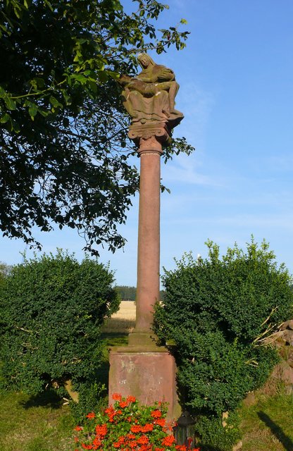 Windischbuchen: Pietà-Säule am Ortrand auf dem Weg zwischen Miltenberg-Schippach und Walldürn.
