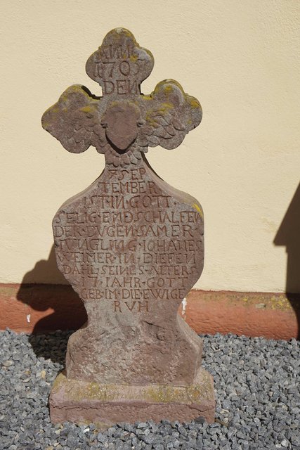 Ein altes Grabdenkmal aus dem Jahr 1705 im Heppdieler Kirchhof.