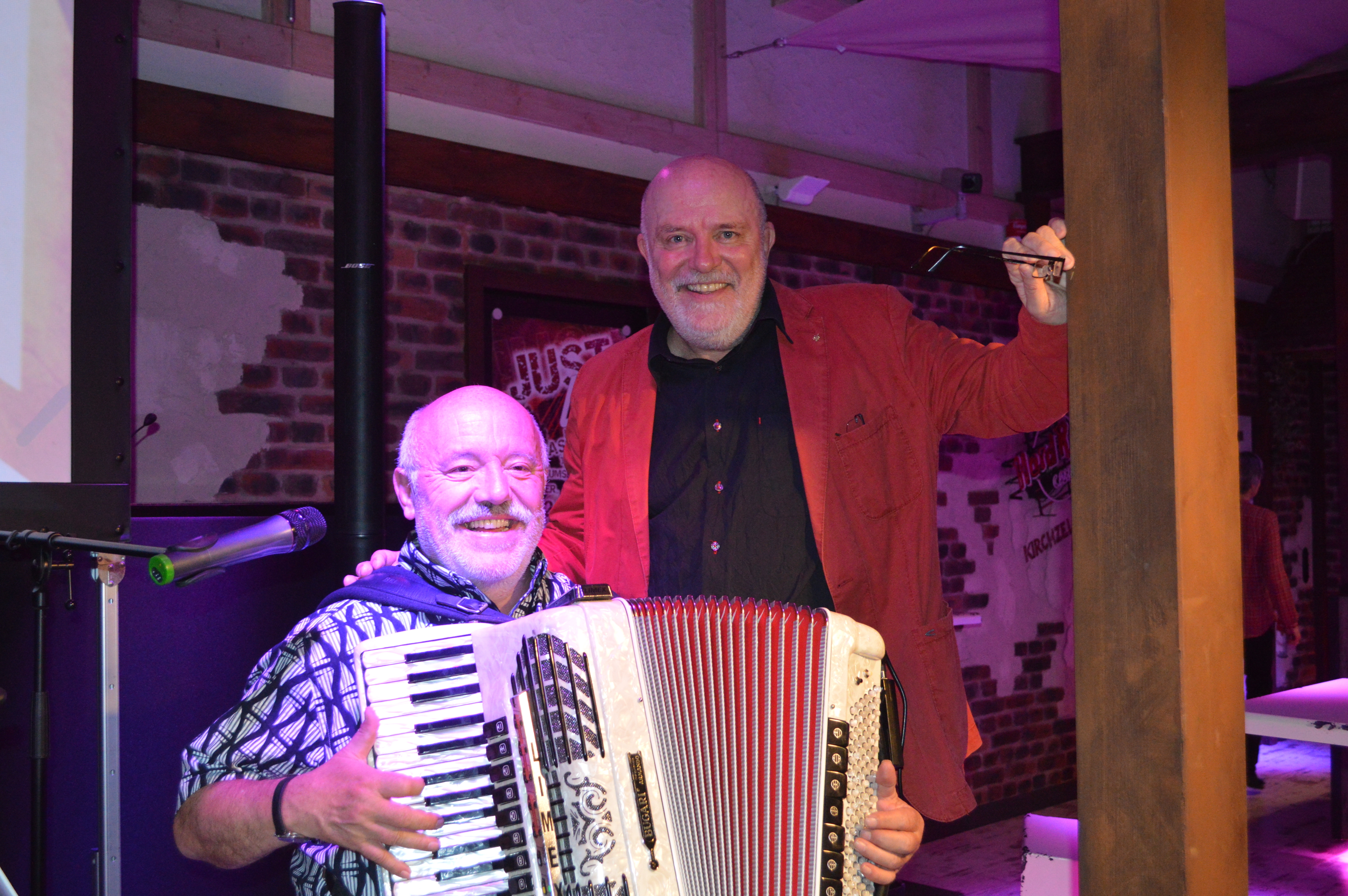 Musiker Albrecht Hench (links) und Sänger, Synchronsprecher und Schauspieler Stefan Müller-Ruppert. Sie sorgten mit Charme, Virtuosität und der richtigen Mischung aus Liedern, Gedichten und Prosatexten für einen unterhaltsamen Abend im Club "Just live" der Hess Gmbh in Kirchzell.