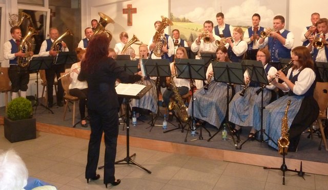 "Odenwälder Trachtenkapelle Wenschdorf-Monbrunn" mit Dirigentin Alexandra Loster