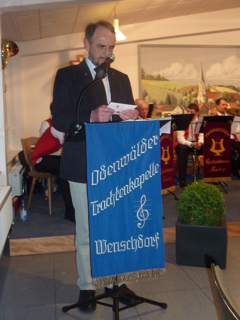 Altbürgermeister Joachim Bieber bedankt sich und überreicht eine Spende für die Jugendarbeit