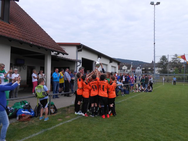 Die Überreichung des Pokals von Bürgermeister Michael Günther an SKV-Mörfelden