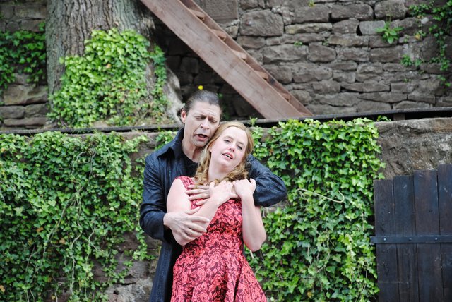 Werner Wulz als Dracula und Antje Eckermann als Mina. | Foto: Andrea Kaller-Fichtmüller