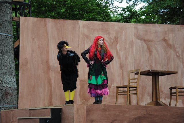 Alexandra Kurzeja als kleine Hexe und Susanne Anders als Rabe Abraxas bei den Proben zu "Die kleine Hexe". | Foto: Andrea Kaller-Fichtmüller