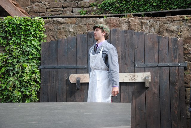 Marc Trojan als Herr Pfefferkorn bei den Proben zu "Die kleine Hexe". | Foto: Andrea Kaller-Fichtmüller