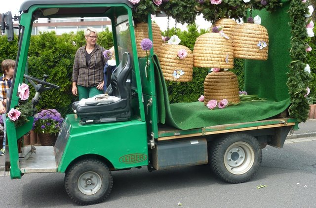 Oldtimer mit Bienenkörben