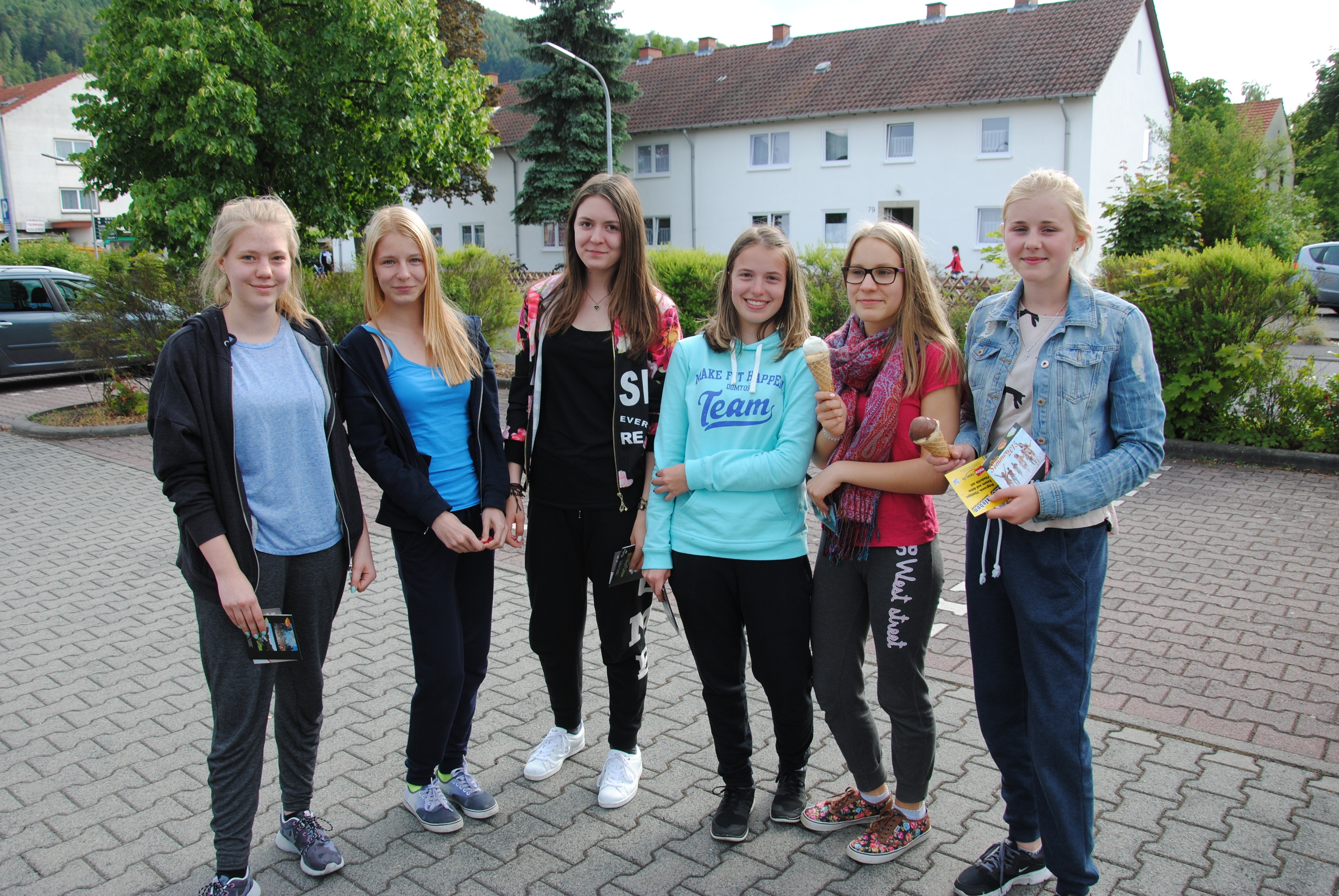 Nina Tausch, Larissa Hennich, Leonie Urland, Selina Mehrmann, Maria Setzer und Marie Becker (von links) kurz vor der Abfahrt nach London.
