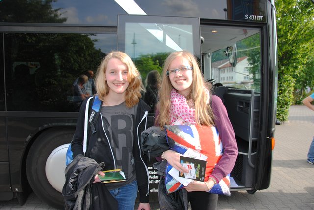 Johanna Kundrat und Julia Link haben die Koffer für London gepackt. | Foto: Andrea Kaller-Fichtmüller