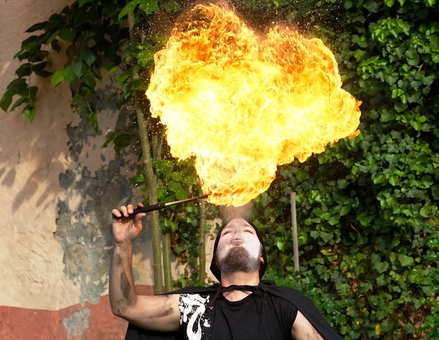 Die Aschaffenburger Künstler-Gruppe „Ego Dragonis“ begeisterte an verschiedenen Plätzen der romantischen Altstadt bei besonderen Vorführungen mit imposanten Feuerzauber- und Jonglier-Darbietungen.