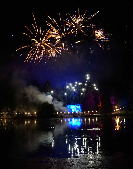 Kurz vor Mitternacht rundete als weiterer, gelungener Höhepunkt ein imposantes Feuerwerk den diesjährigen Amorbacher Sommerrausch im Seegarten ab.