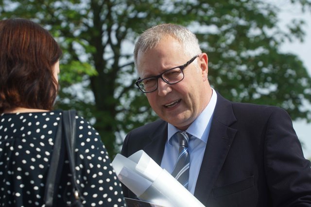 Schulkreide, Altschlüssel, Fotos und Schülerwünsche für die Nachwelt lässt der Schulleiter der Barbarossa-Mittelschule  Michael Hren mit einer Zeitkapsel in einem Erdschacht an der neuen Schul-Baustelle anbringen.