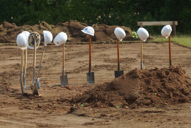 Offiziell mit Spatenstich gestartet: das neue Bauprojekt der Barbarossa-Schule in Erlenbach.