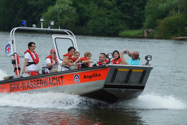 Wasserwacht auf dem Main unterwegs.