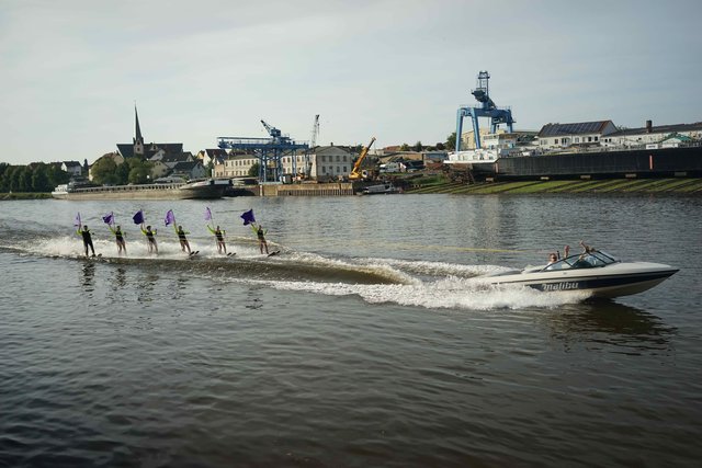 Action und Wasserski-Akrobatik auf dem Main bei Wörth am Bayerischen Untermain.