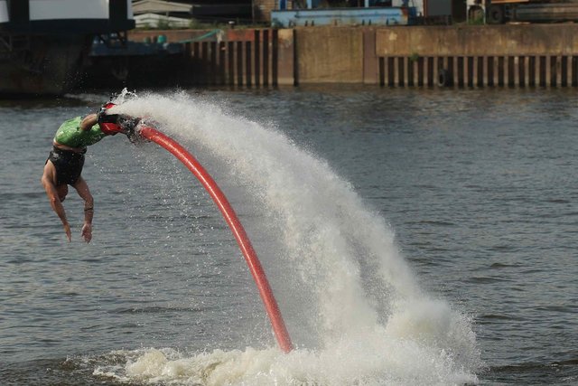Action und Wasserski-Akrobatik auf dem Main bei Wörth am Bayerischen Untermain.